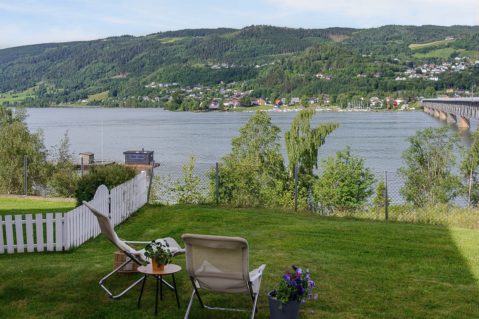 Felles hage på vestsiden av tomten med utsikt over Mjøsa. Galleribilde