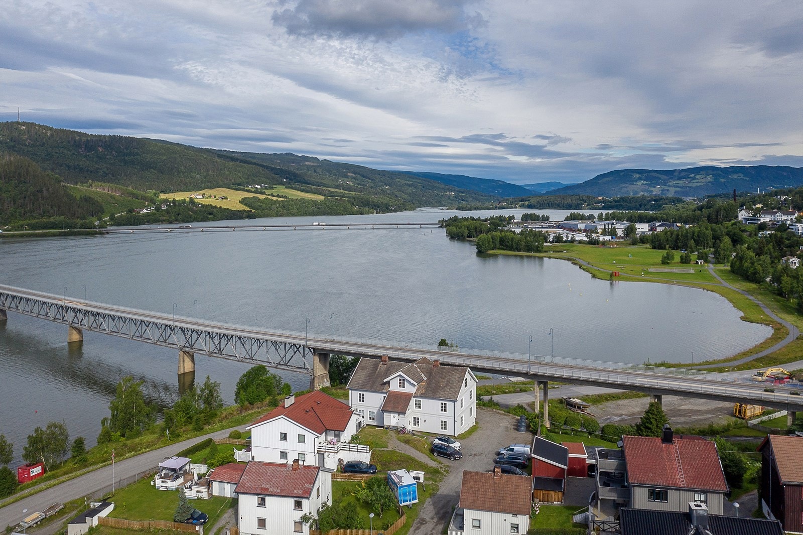 Strandpromenaden ligger kun få minutters gange fra eiendommen. Galleribilde