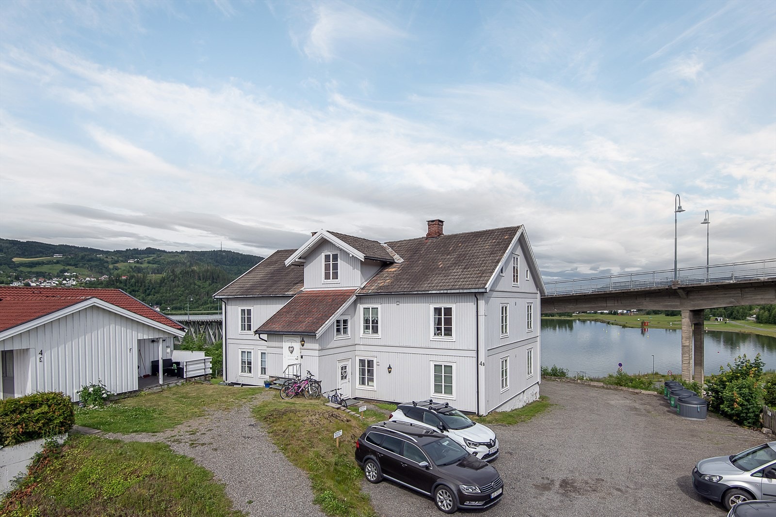 Leiligheten disponerer en parkeringsplass på felles gårdsplass. Galleribilde