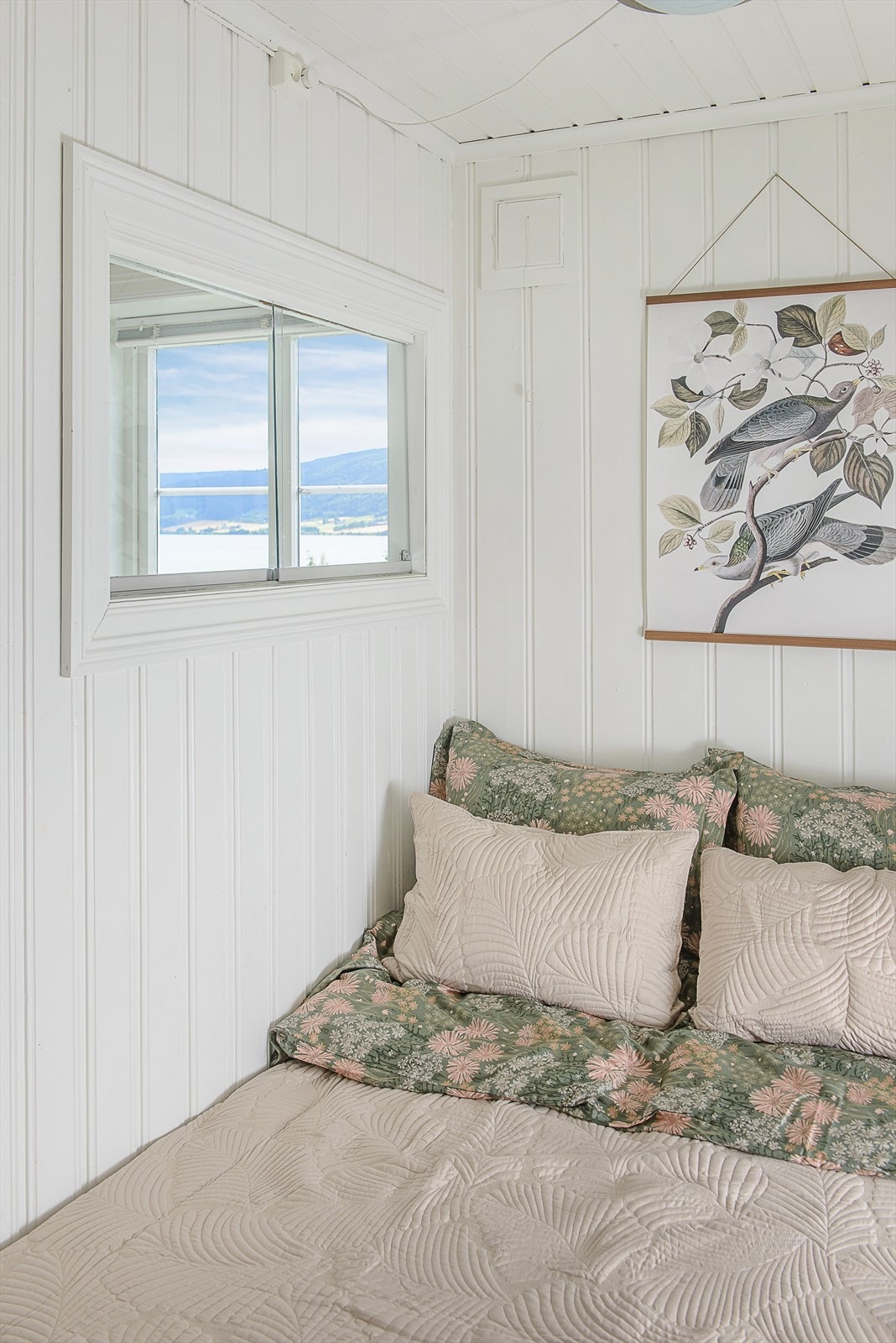 Vindu ut til stuen fra sovealkoven. Galleribilde