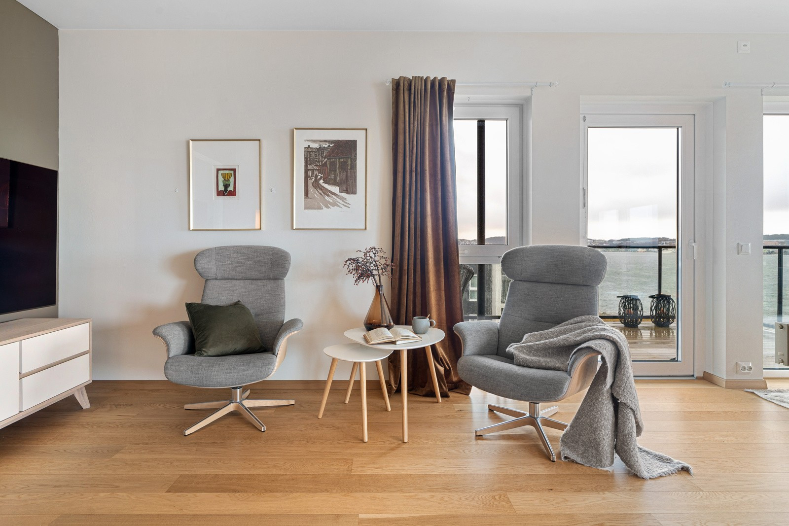 Leiligheten har slette vegger,1-stavs parkett på gulvet og vedfyring for de kaldere dagene.
