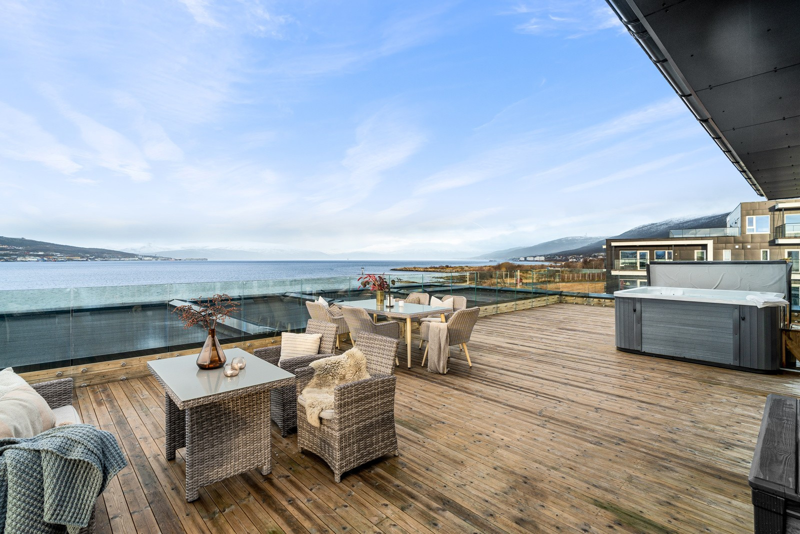 Sol fra morgen til langt på natt fra sørvestvendt veranda og Nordvestvendt terrasse i front