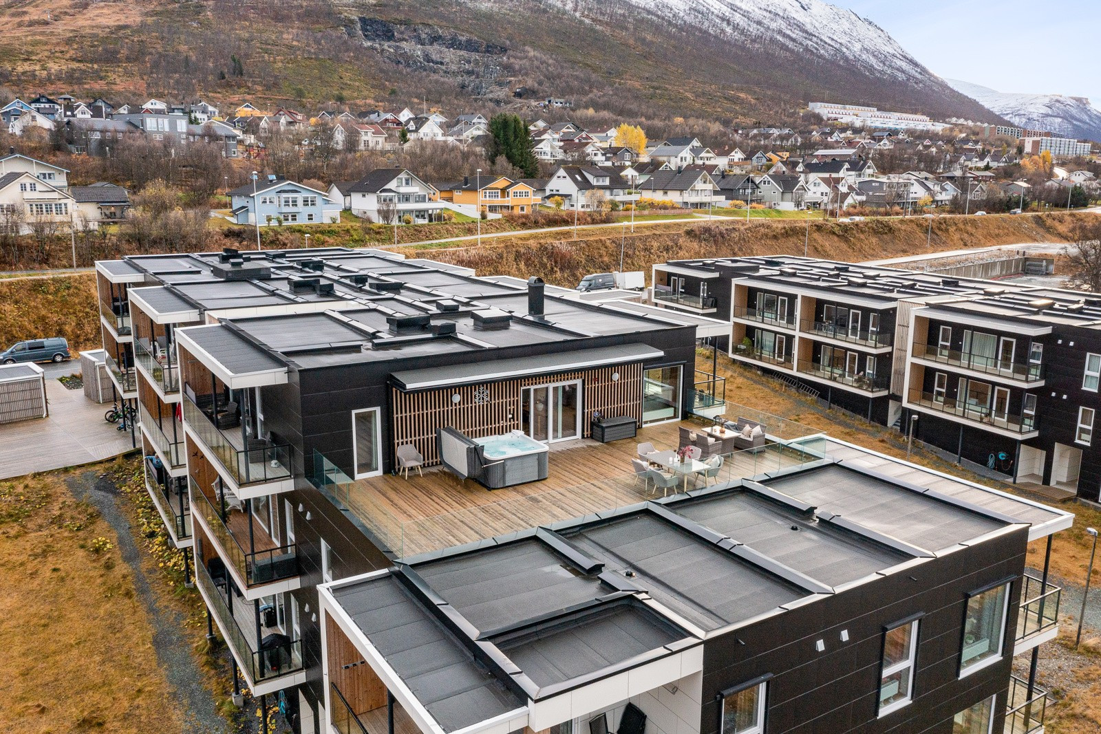 Toppleiligheten har en balkong og en terrasse av meget god størrelse.