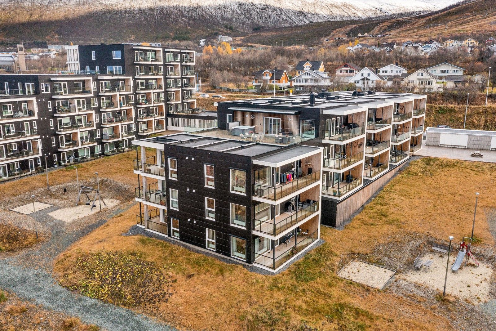 Tilhørende leiligheten er det 2 stk faste garasjeplasser hvor det er infrastruktur til elbil-lader, samt heis opp til leiligheten.