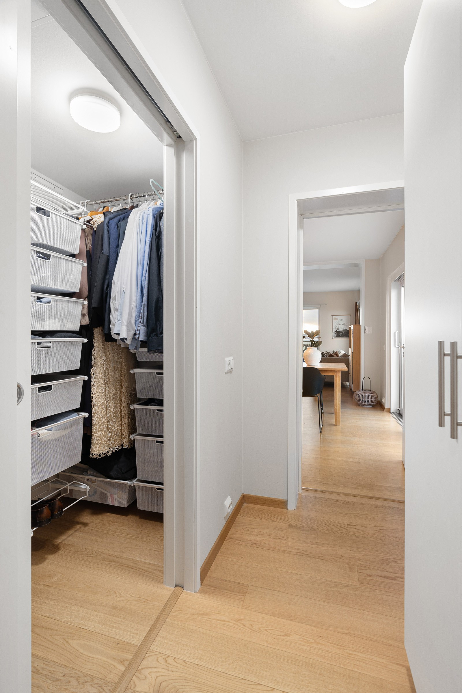 Smart walk-in løsning tilhørende hovedsoverom - Det er også tilgang til terrasse i front fra dette soverommet