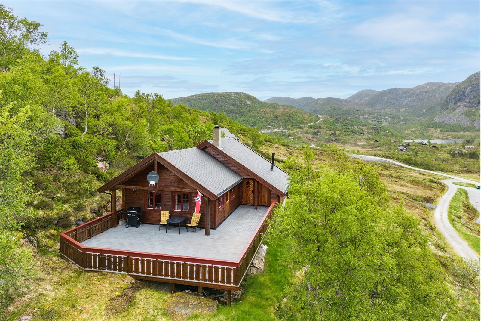 På Stordalsstølen 5 finner man en koselig hytte med en romslig og god solrik terrasse med utsikt over hele Stordalen! Galleribilde