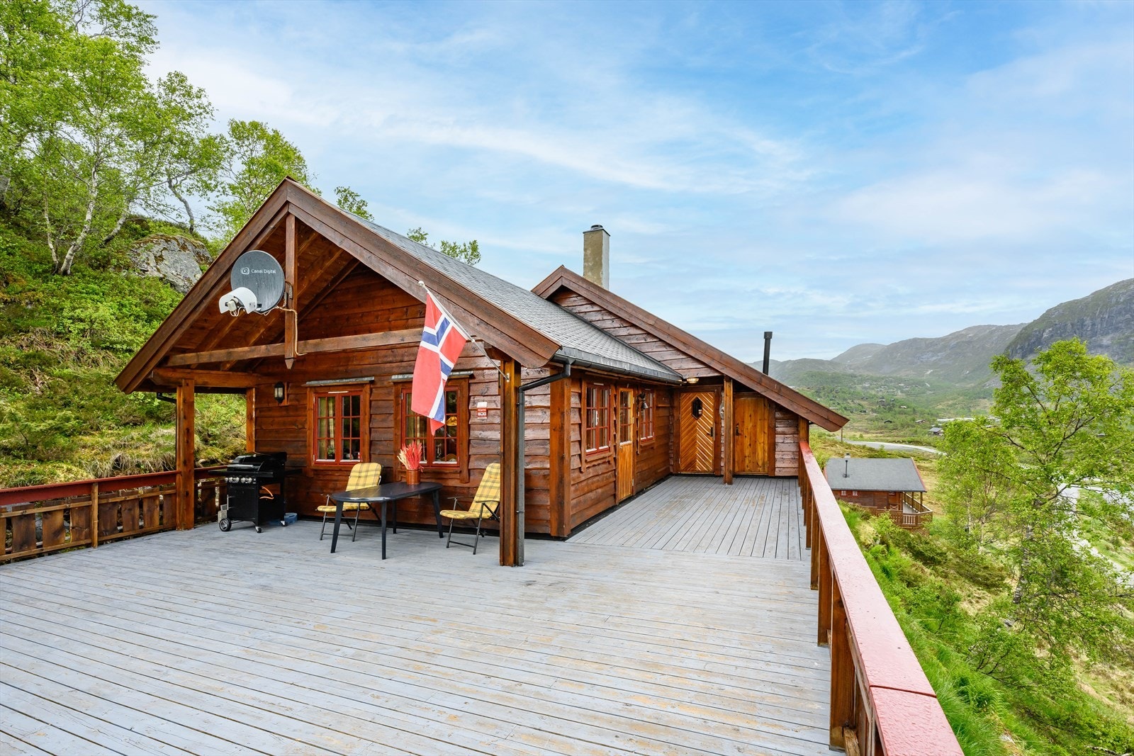Velkommen til vakre Stordalen! Her finner man en nydelig utsikt over nærområde, Blyfjellvatnet, Stordalsvatnet og omkringliggende fjell. Galleribilde