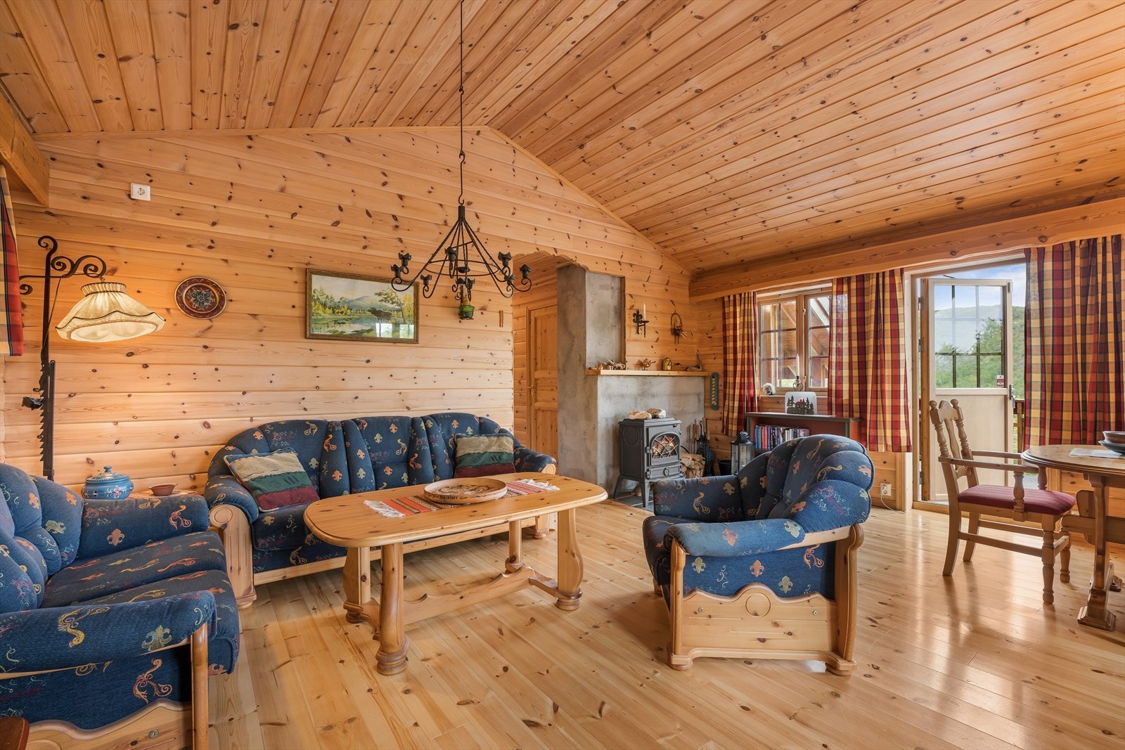 Stor stue med peisovn, god takhøyde og dør ut til den 73 kvm store terrassen. Galleribilde