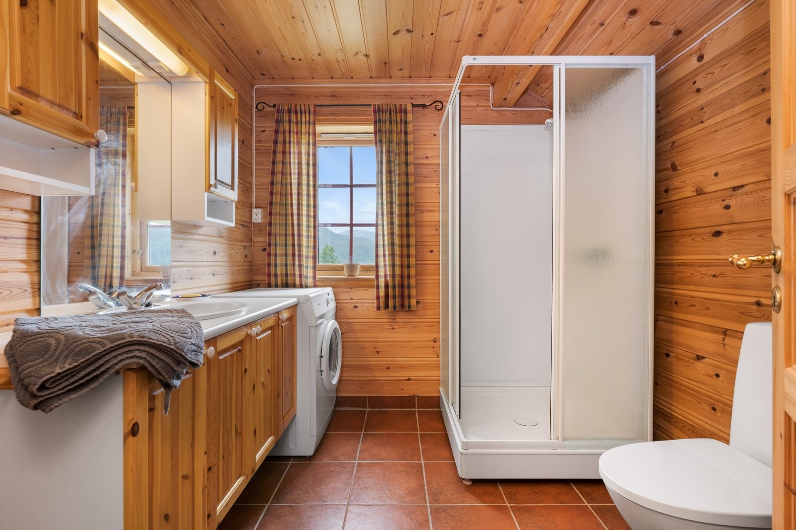 Badet er flislagt og har elektriske varmekabler. Galleribilde