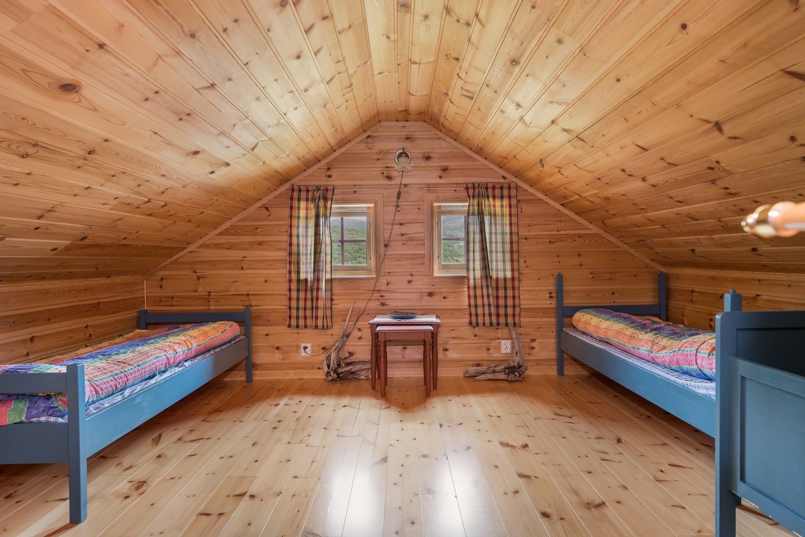 Hemsen har gang, 3 mindre boder og ett rom med plass til mange soveplasser. Galleribilde