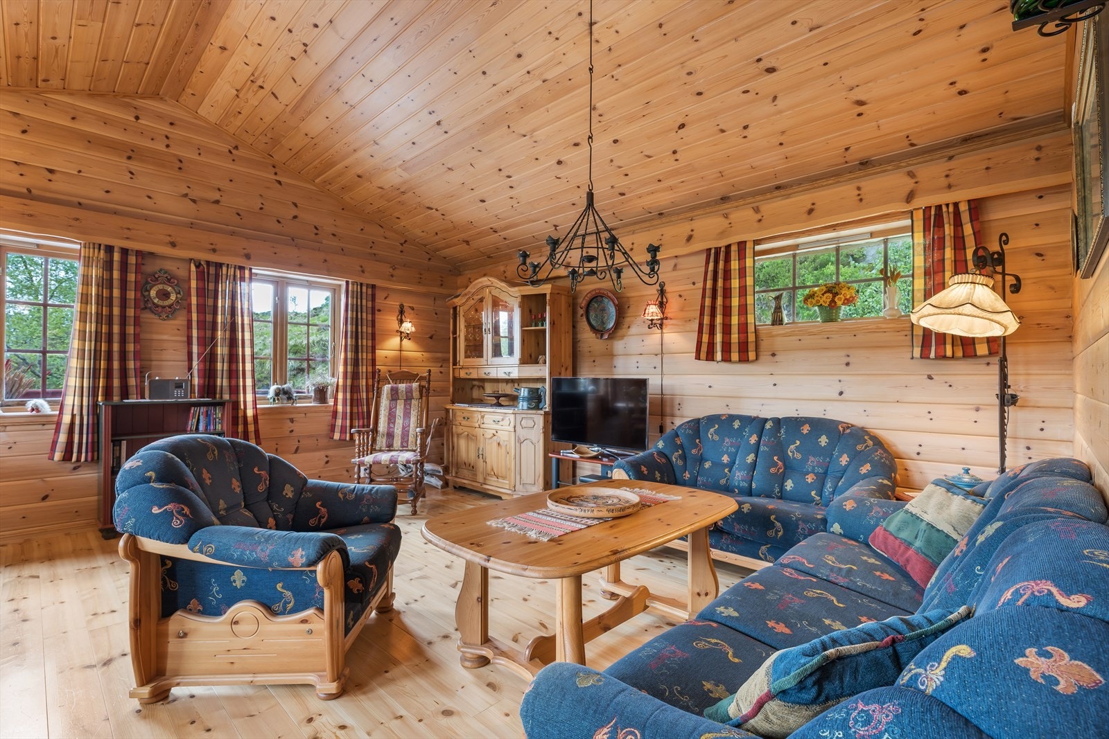 God plass til spisestue, salong og annet møblement. Galleribilde