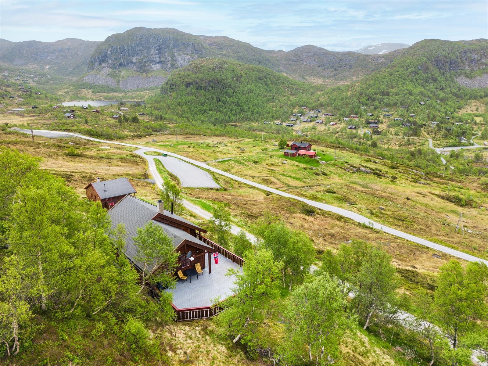 Stordalen er et attraktivt hytteområde kun 1,5 time kjøretid fra Bergen. Parkeringsplassen kan man se bakom hytten. Et steinkast unna. Galleribilde