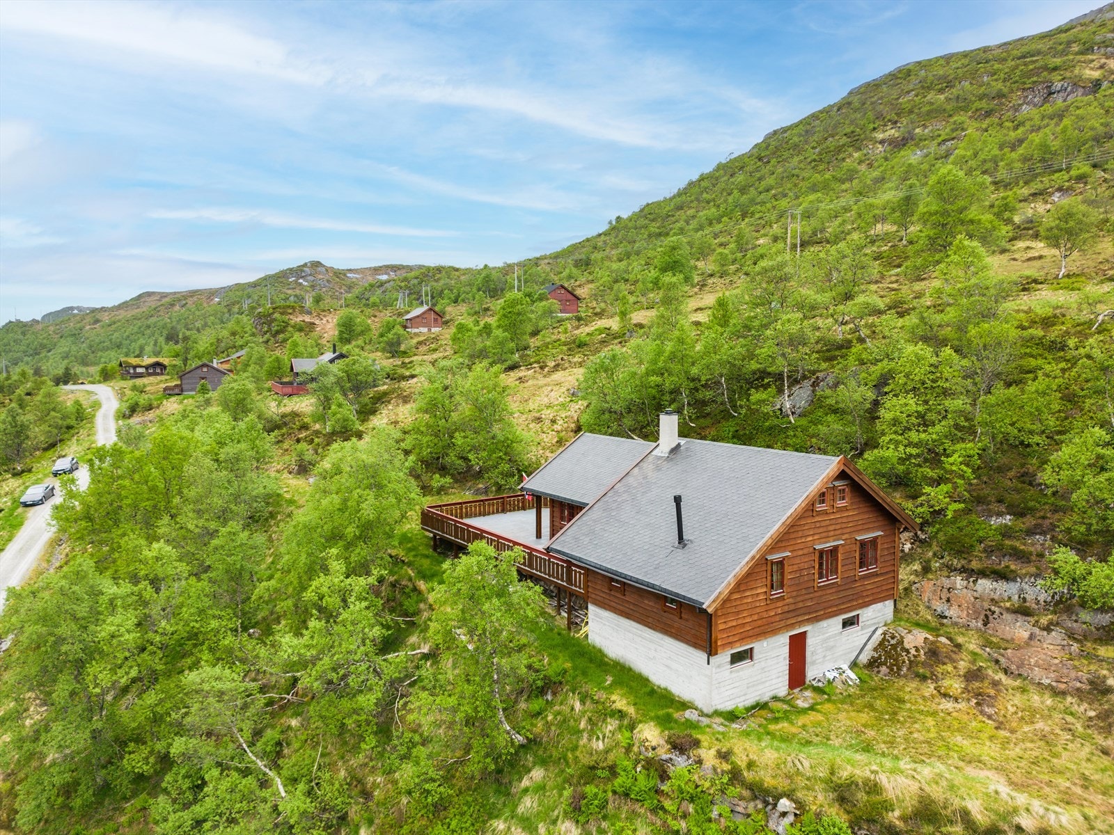Fasade og overblikk over nærområdet. God avstand til hyttenaboer. Galleribilde
