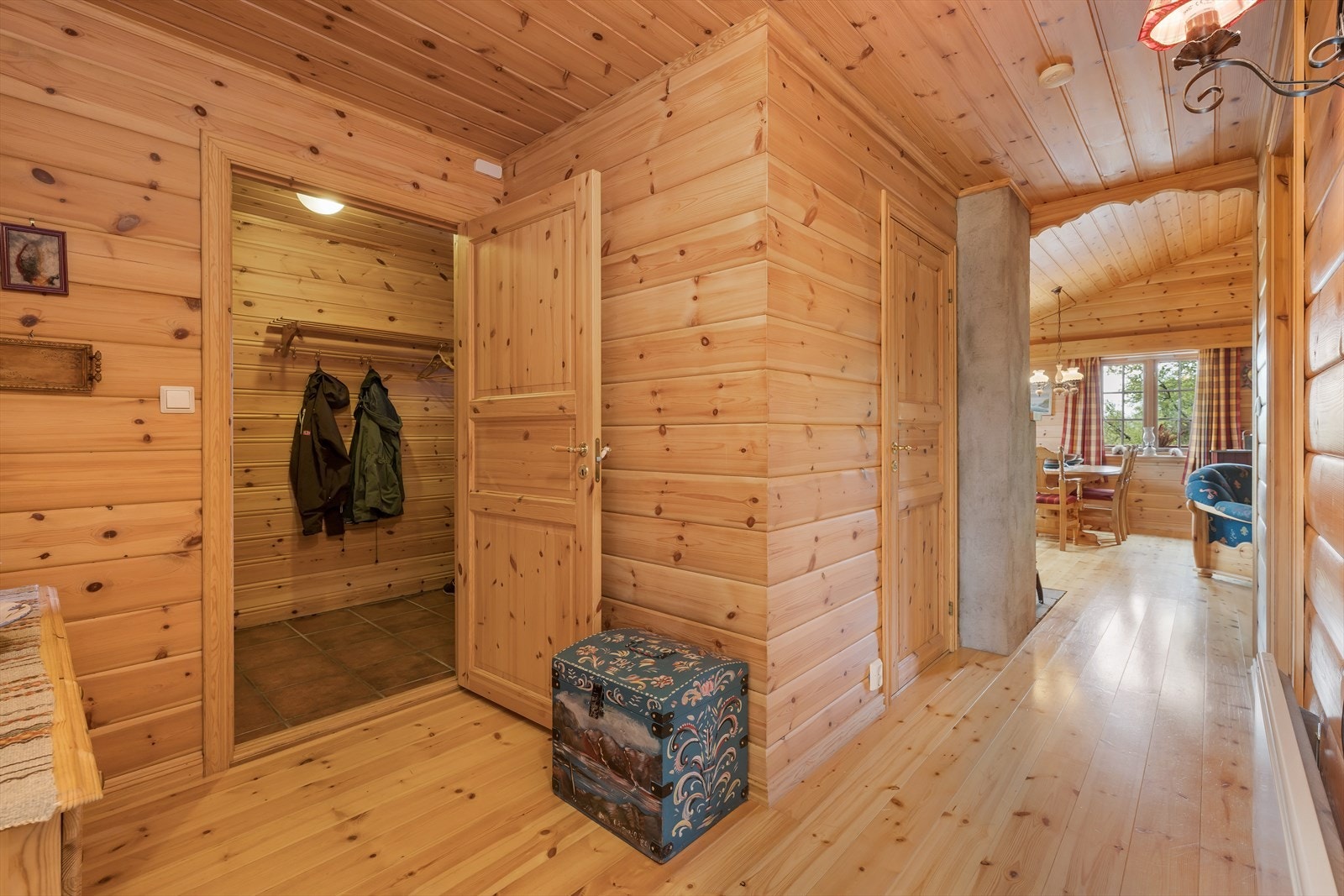 Gang med dør til bod, 2 soverom, kjøkken og stue Galleribilde