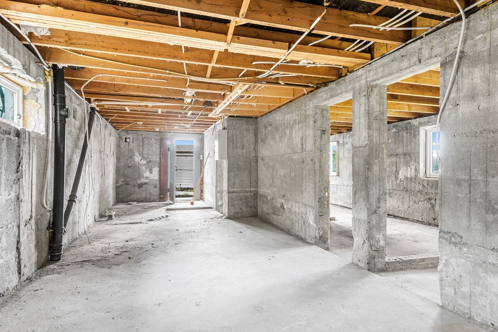 Kjelleren er revet fullstendig ned og klargjort for oppbygging. Her er et godt potensiale Galleribilde