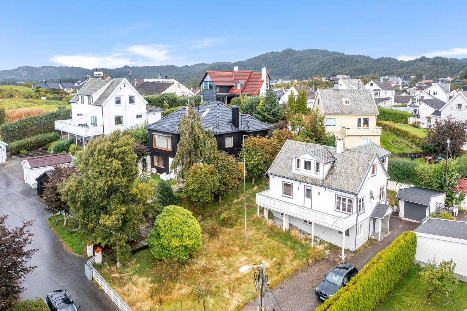 Fin hage på fremsiden og på baksiden av huset Galleribilde