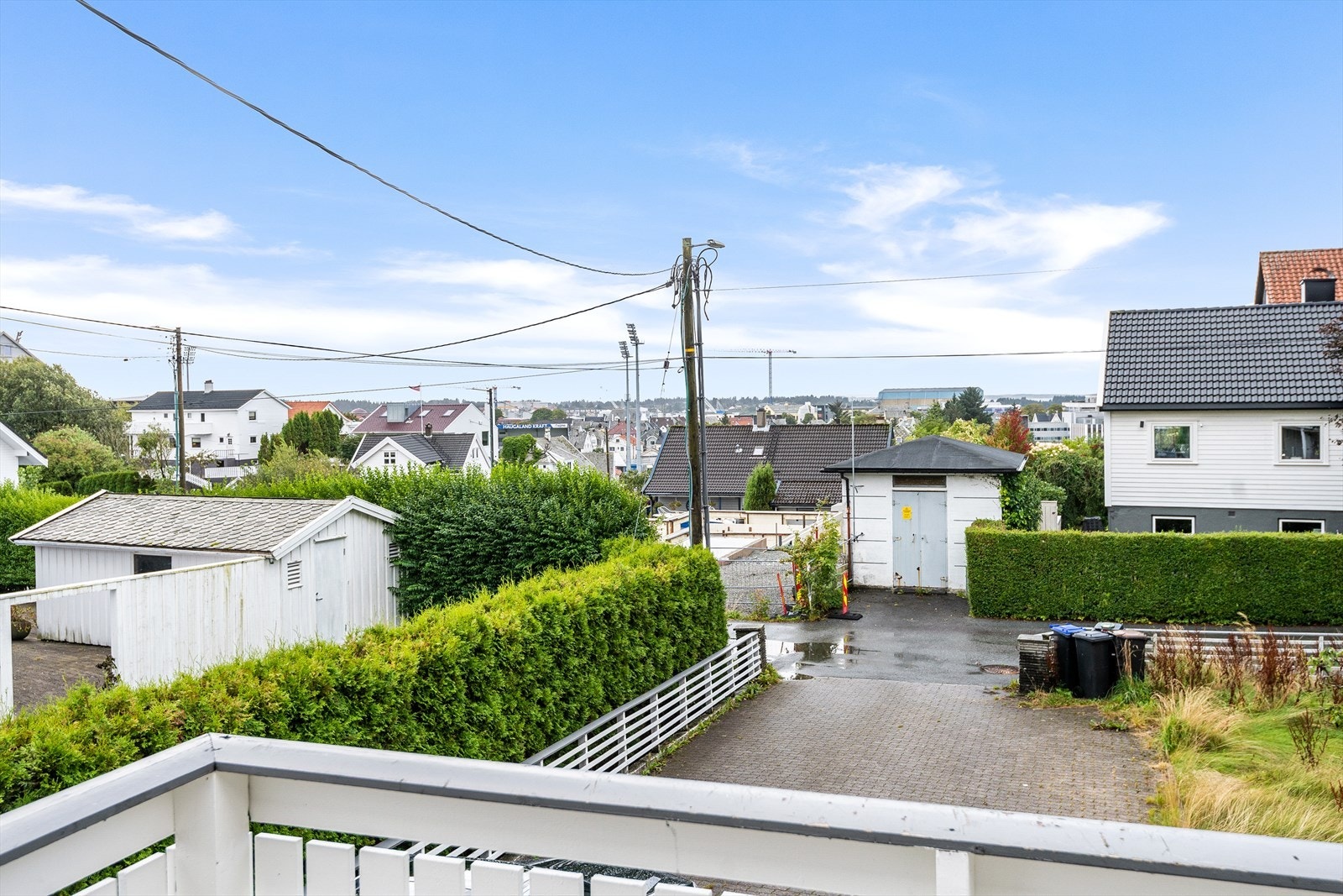 Fra terrassen og hovedplan ser man ut over området. Galleribilde