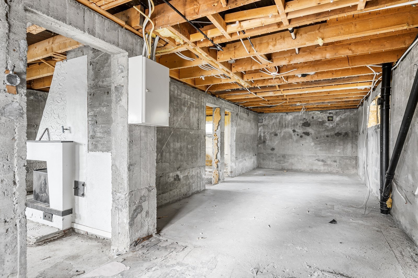 Romslig kjeller med potensiale. Det anbefales å meisle opp gulv og drenere på utsiden før man starter renovering Galleribilde