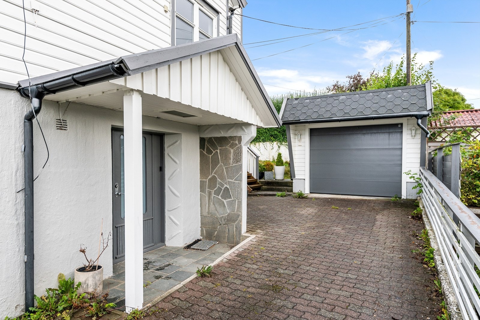 Hyggelig inngangsparti til kjelleretasjen Galleribilde