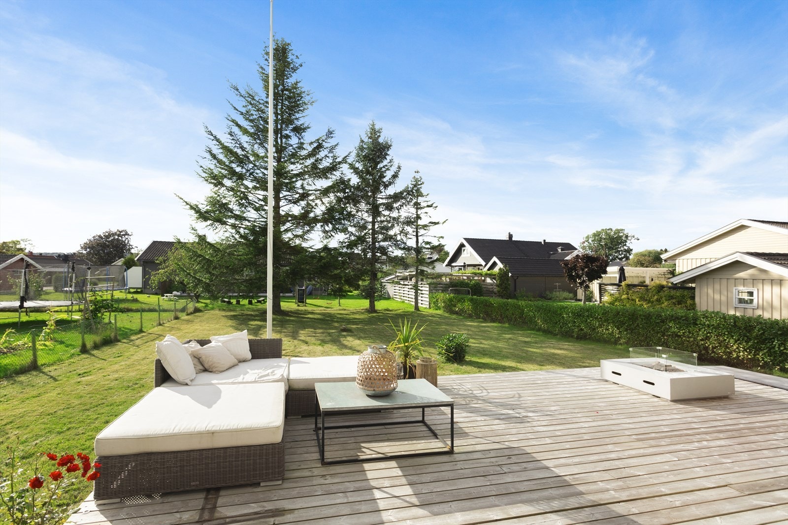 Terrassen er vendt mot vest og det er således supre solforhold med sol fra tidlig formiddag til ca. kl. 22 midtsommer. NB: Furutrærne i enden av tomten ligger på egen eiendom. Galleribilde