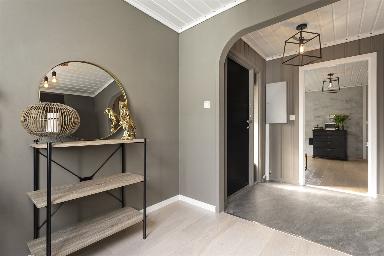 I entrèen er et store fliser fra 2019 på gulv - i gangen er det 1-stavs eikeparkett som ellers i huset Galleribilde