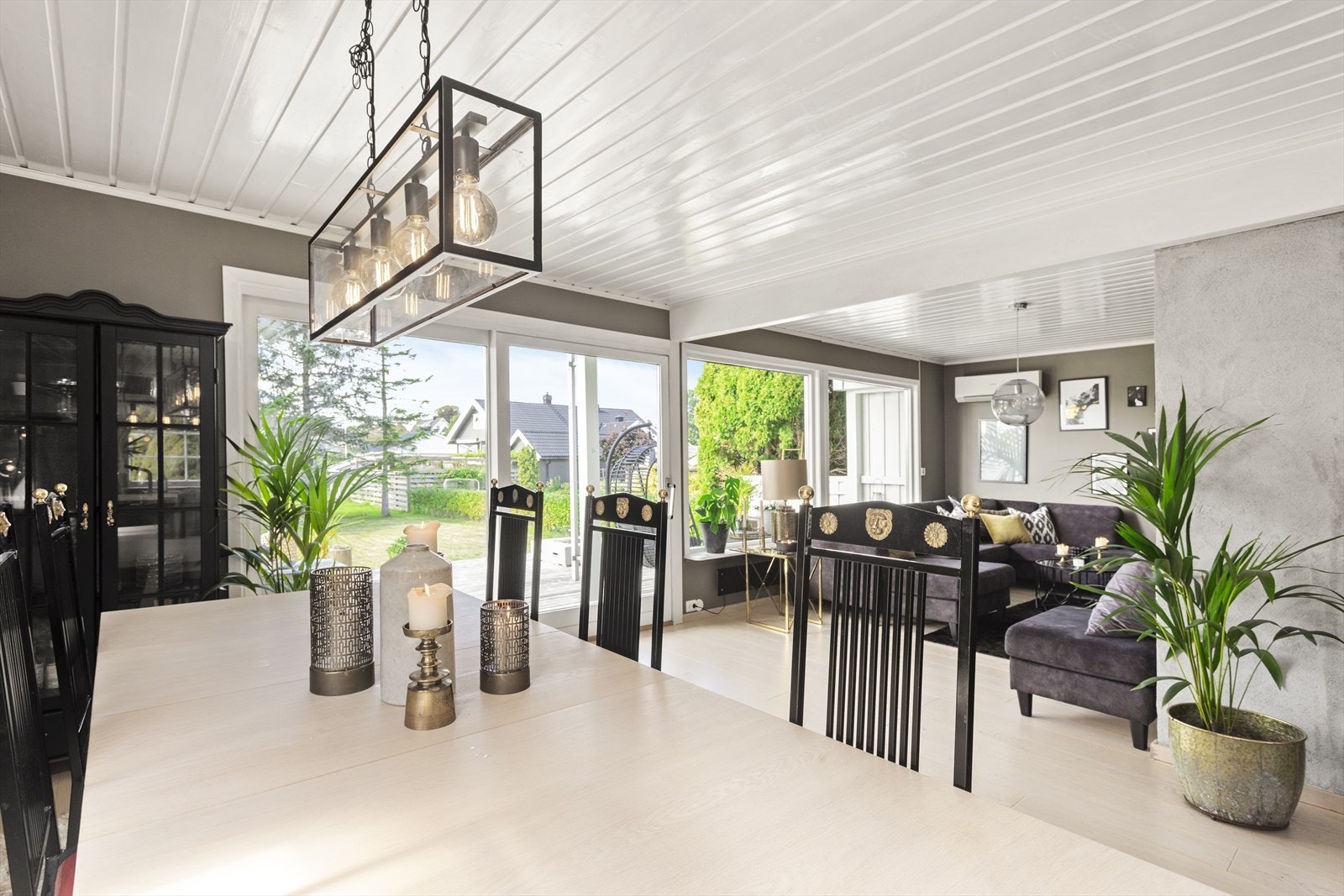 Stuen er romslig og lyst og hyggelig rom med gode vindusflater mot tre himmelretninger - øst, syd og vest. Galleribilde