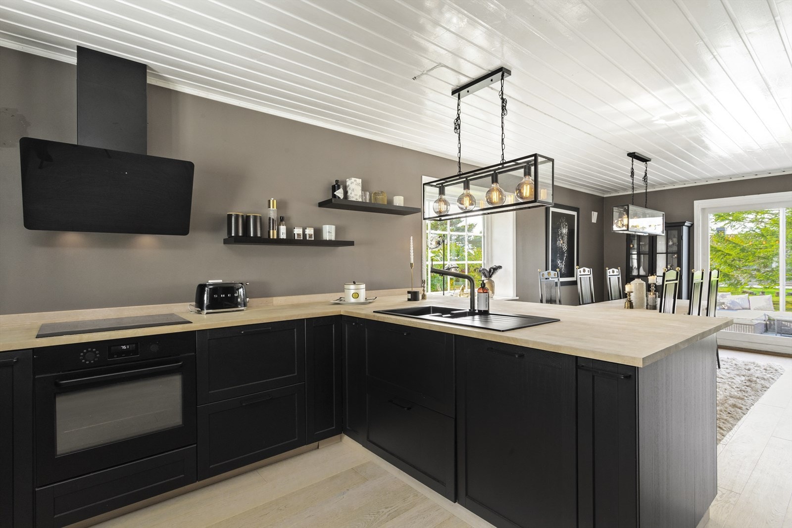 Videre er alt av hvitevarer integrert; induksjonstopp, komfyr og oppvaskmaskin (ny 2022). Galleribilde