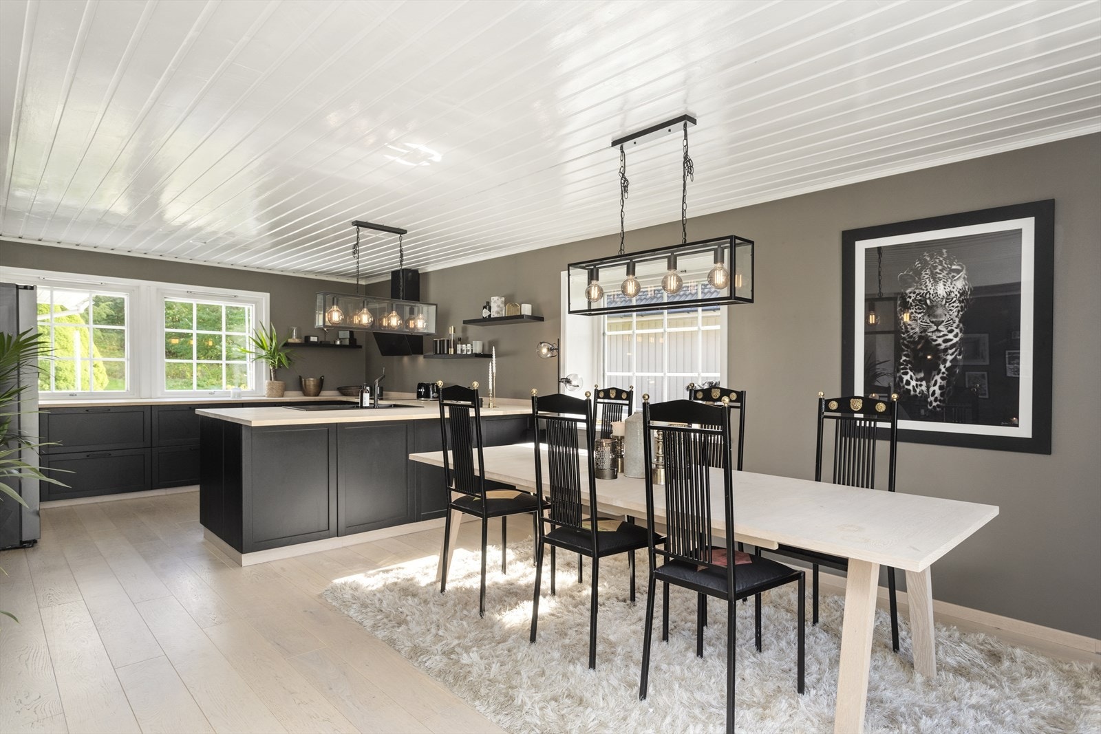 Boligen er normalt godt bygget og vedlikeholdt og er innvendig oppgradert i det vesentlige i 2019. Galleribilde