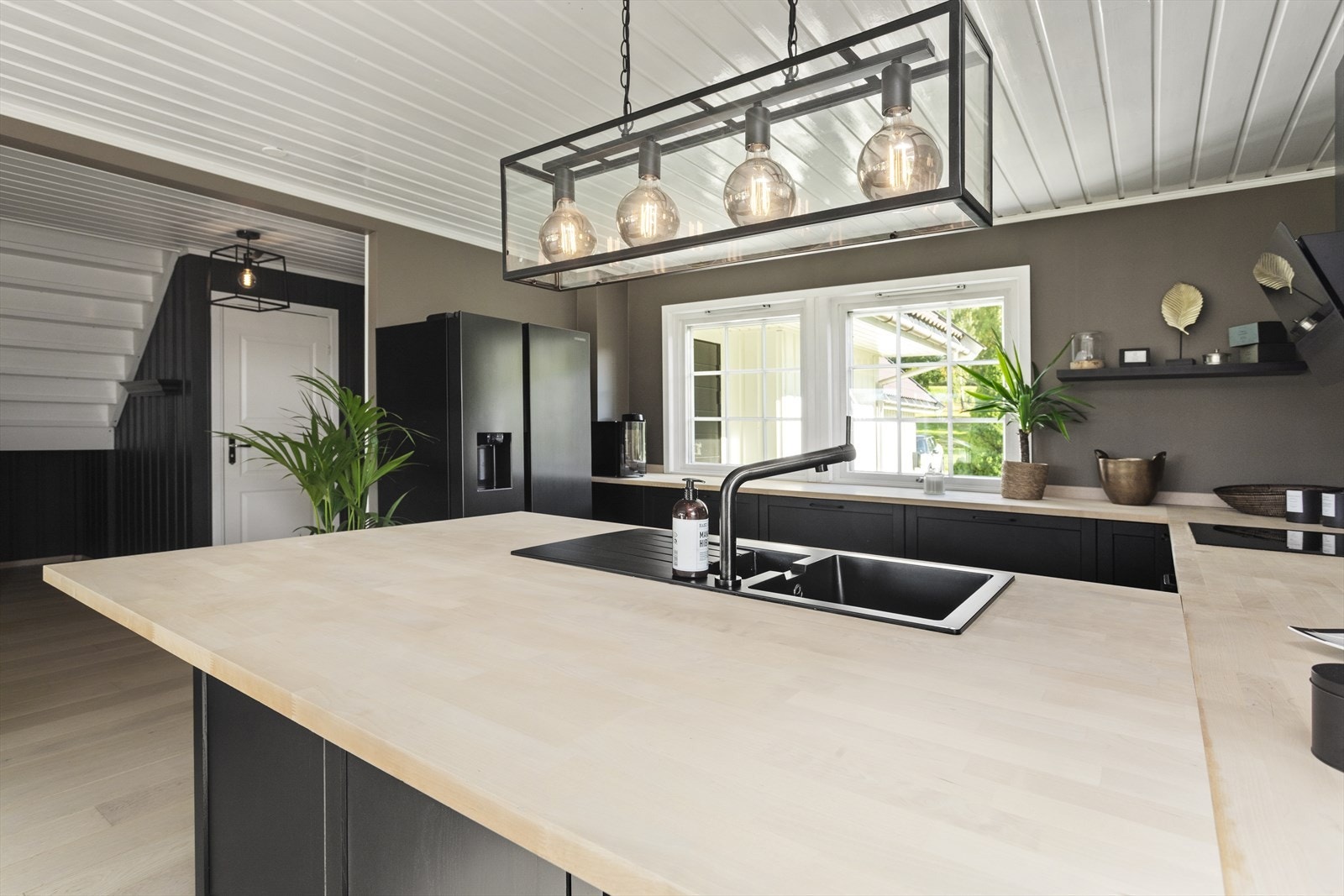 Innredningen har mørke, profilerte fronter med lys, matchende heltre benkeplater. Galleribilde