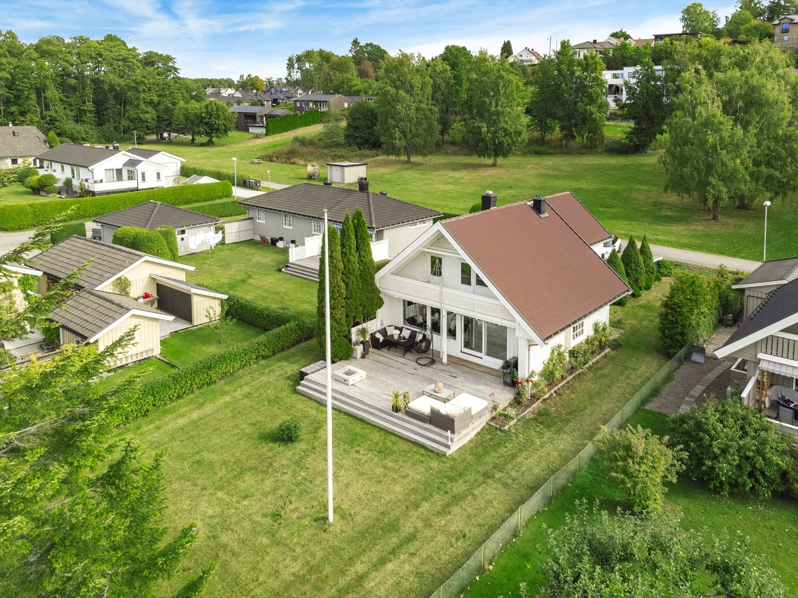 Nordvik v/Jørgen Nyhus har gleden av å presentere Tellus vei 7 og denne arealeffektive eneboligen beliggende solrikt, barnevennlig og sjønært. Galleribilde