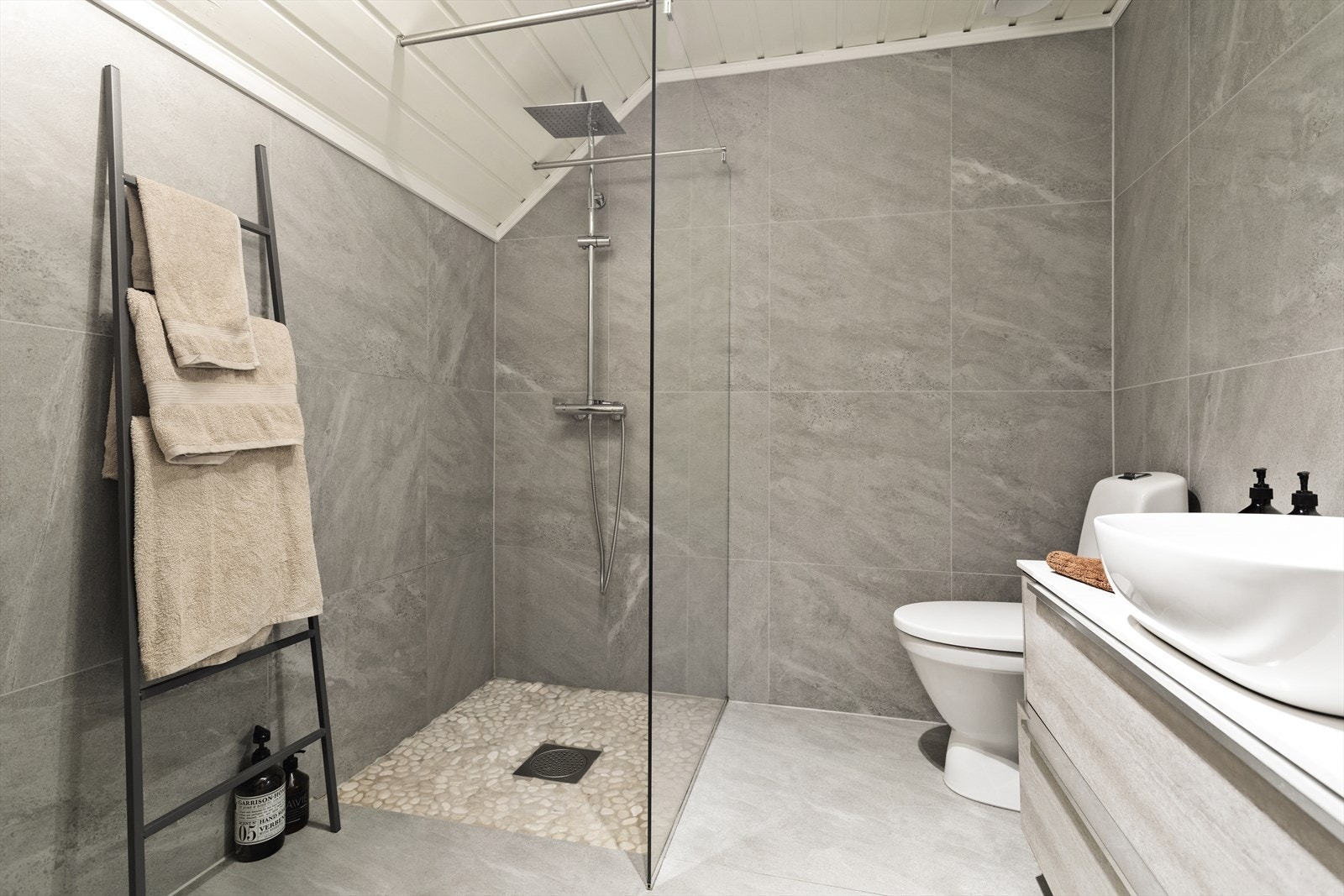 Badet er delikat oppusset av fagfolk i 2019 med moderne fliser på vegger og gulv. Varmekabler i gulv gir en lun gulvvarme året rundt. Galleribilde