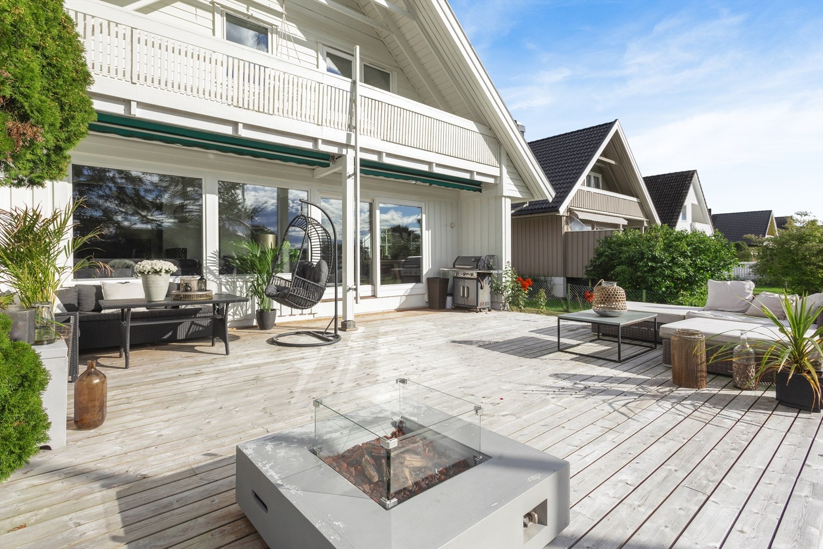 Husets hovedterrasse ligger utfor stuen og har et areal på hele 53 m². Galleribilde