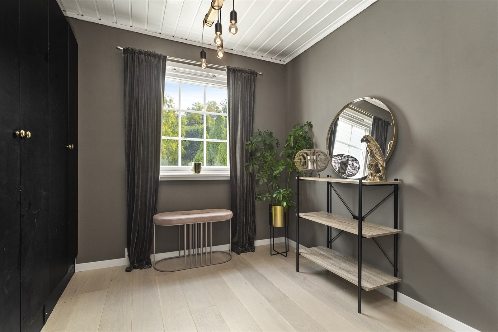 Romslig gang med garderobeskap. Her er det mulighet for å etablere et fjerde soverom hvis ønskelig. Galleribilde