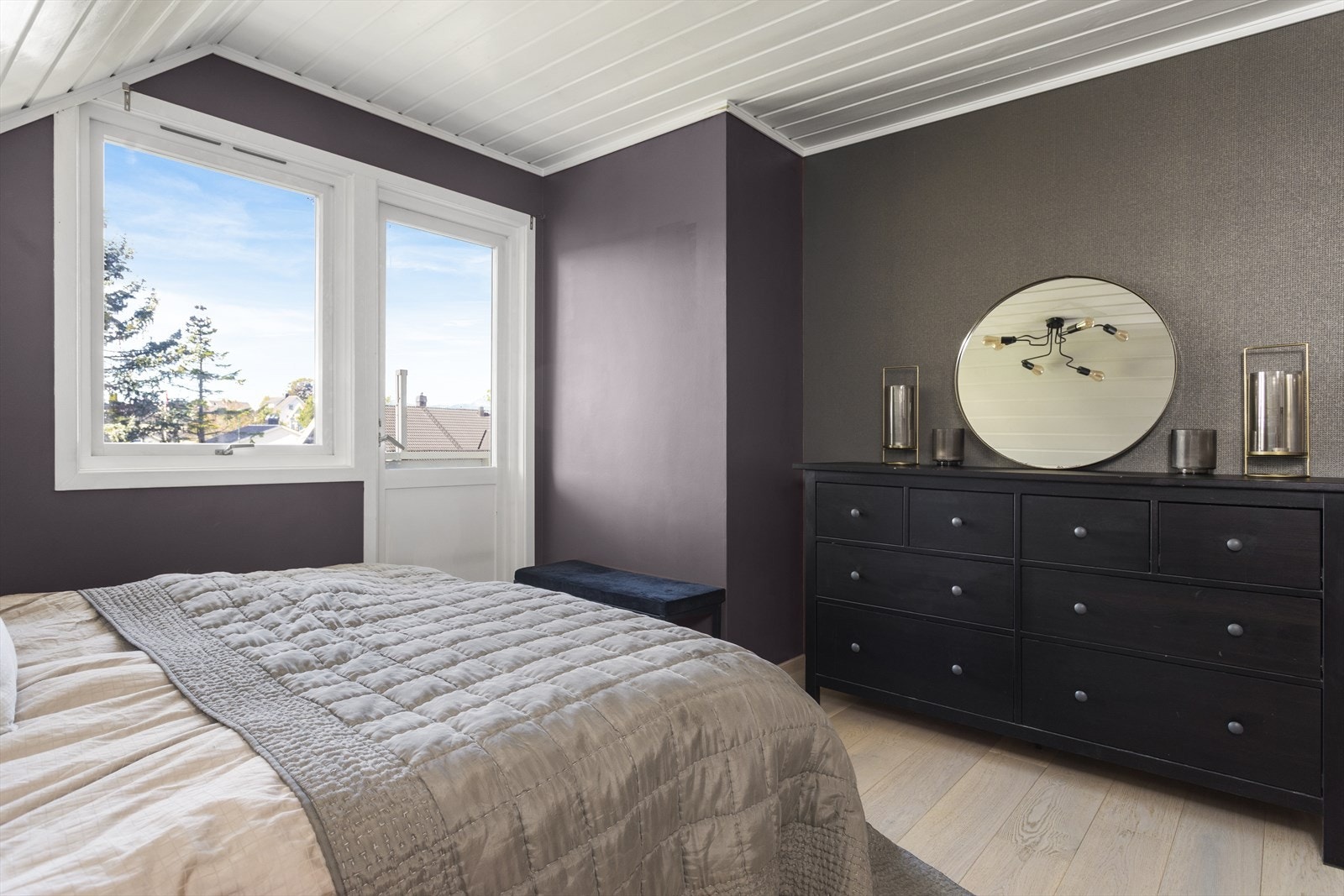 To av soverommene har sjøutsikt og fra hovedsoverommet er det utgang til balkongen, hvorfra det også er sjøutsikt. Galleribilde