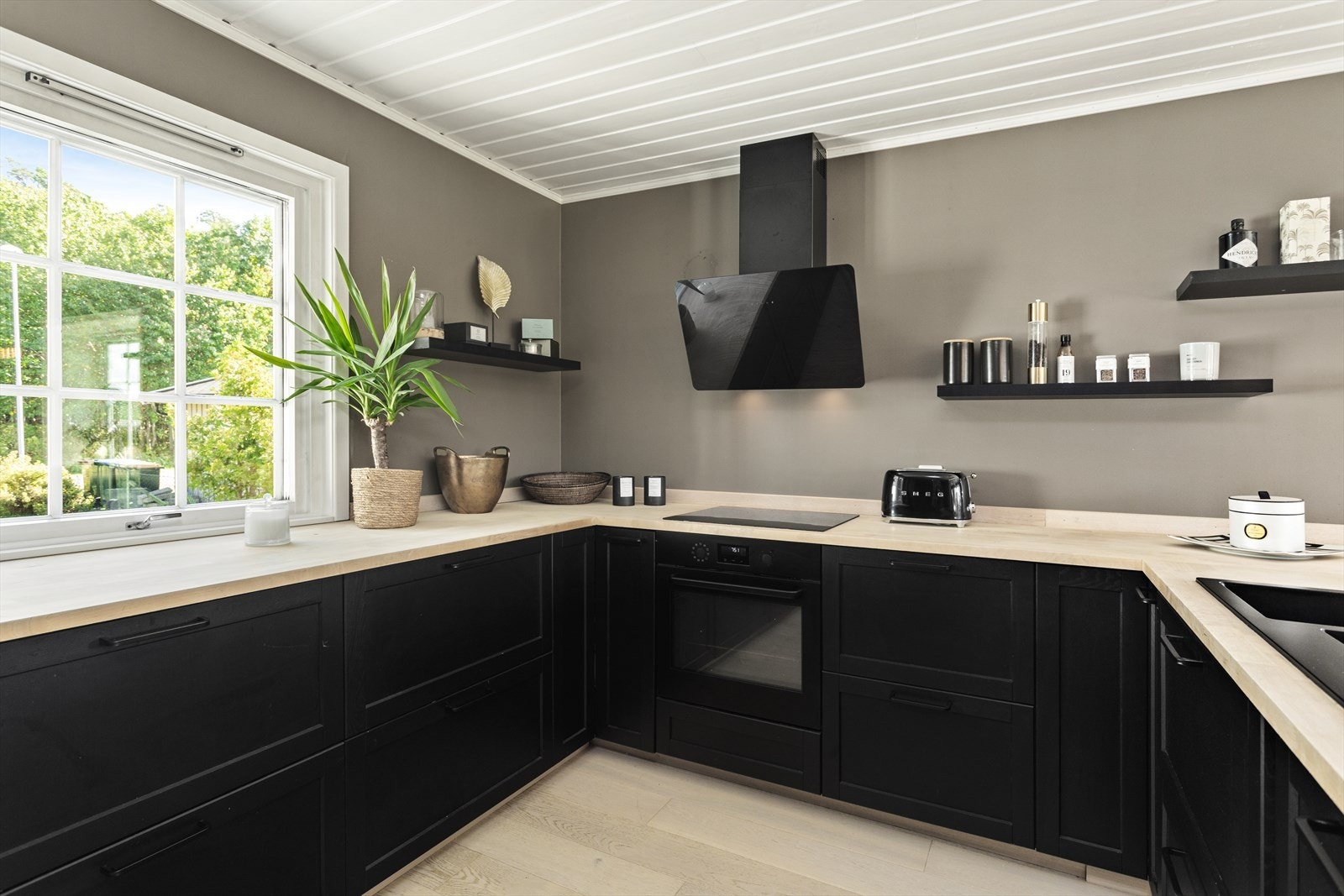 Kjøkkenet ligger i åpen løsning til stuen. Innredningen har rikelig med skap- og benkeplass og øy-løsningen mot kjøkkenet, med plass til 3 barstoler, gjør dette til en hyggelig arbeidsplass. Galleribilde