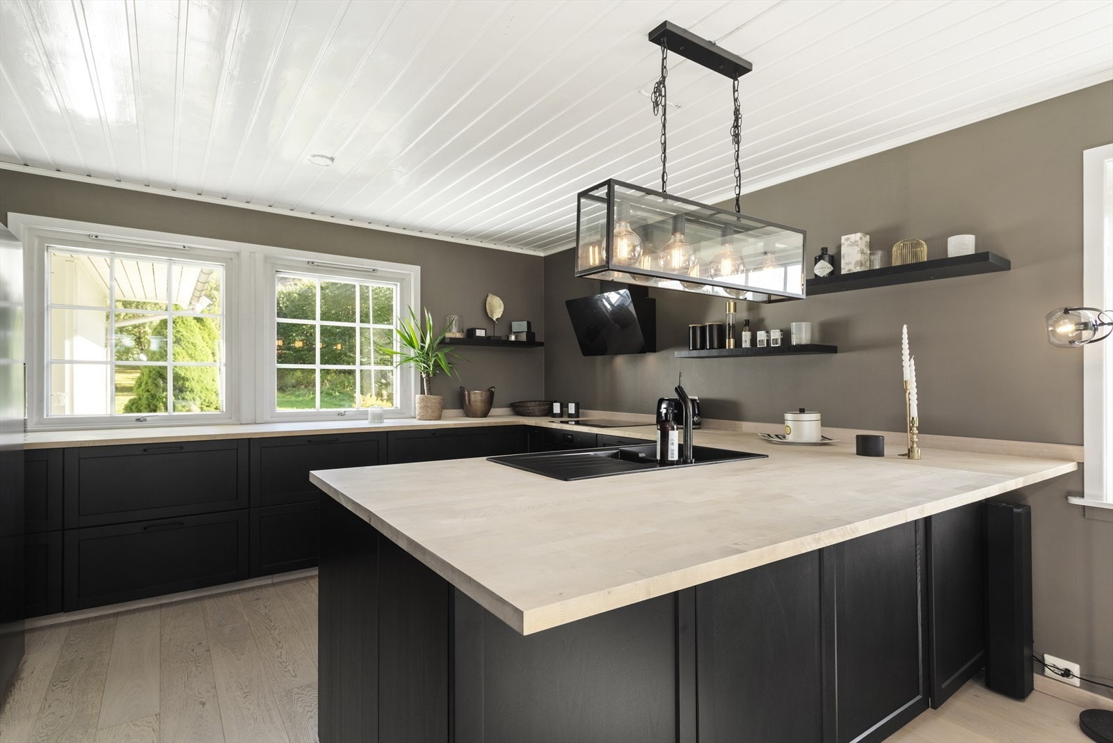 a er det bl.a. montert ny kjøkkeninnredning, renovert baderom, lagt 1-stavs parkett i de fleste rom, satt inn nye innerdører, samt malt alle innvendige rom. Galleribilde