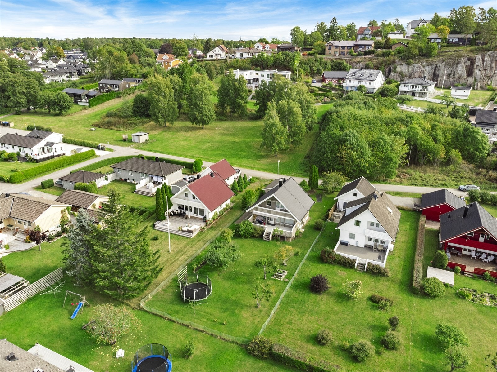 Boligen ligger i en blindvei uten gjennomgangstrafikk. Galleribilde