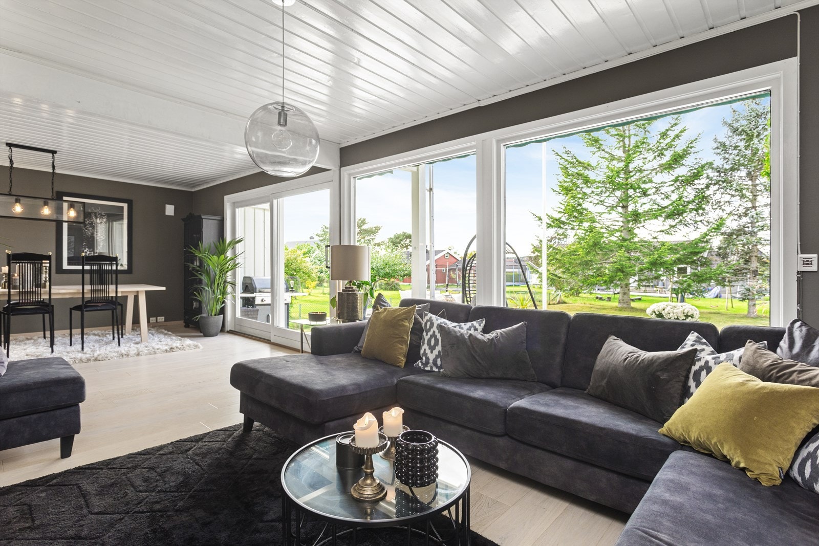 Fra rommet er det utgang til terrassen og videre ut til hagen Galleribilde