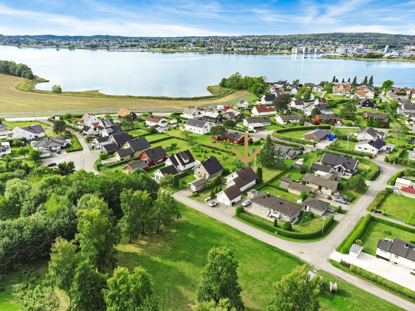 Eneboligen ligger i en rolig blindvei i et barnevennlig og attraktivt boligstrøk på Øvre Råel, i Tønsberg kommune. Boligen ligger like ved barnehager og dagligvare. Beliggenheten er landlig, samtidig som alle servicefunksjoner er lett tilgjengelig. Galleribilde