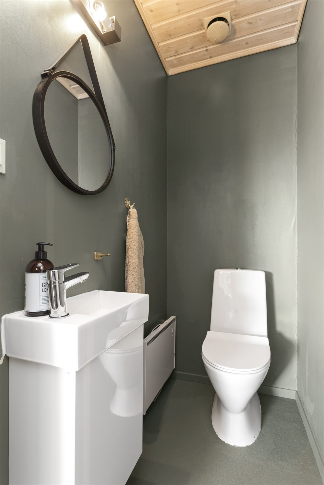 Toalettrommet ligger fint plassert i husets 1. etasje Galleribilde