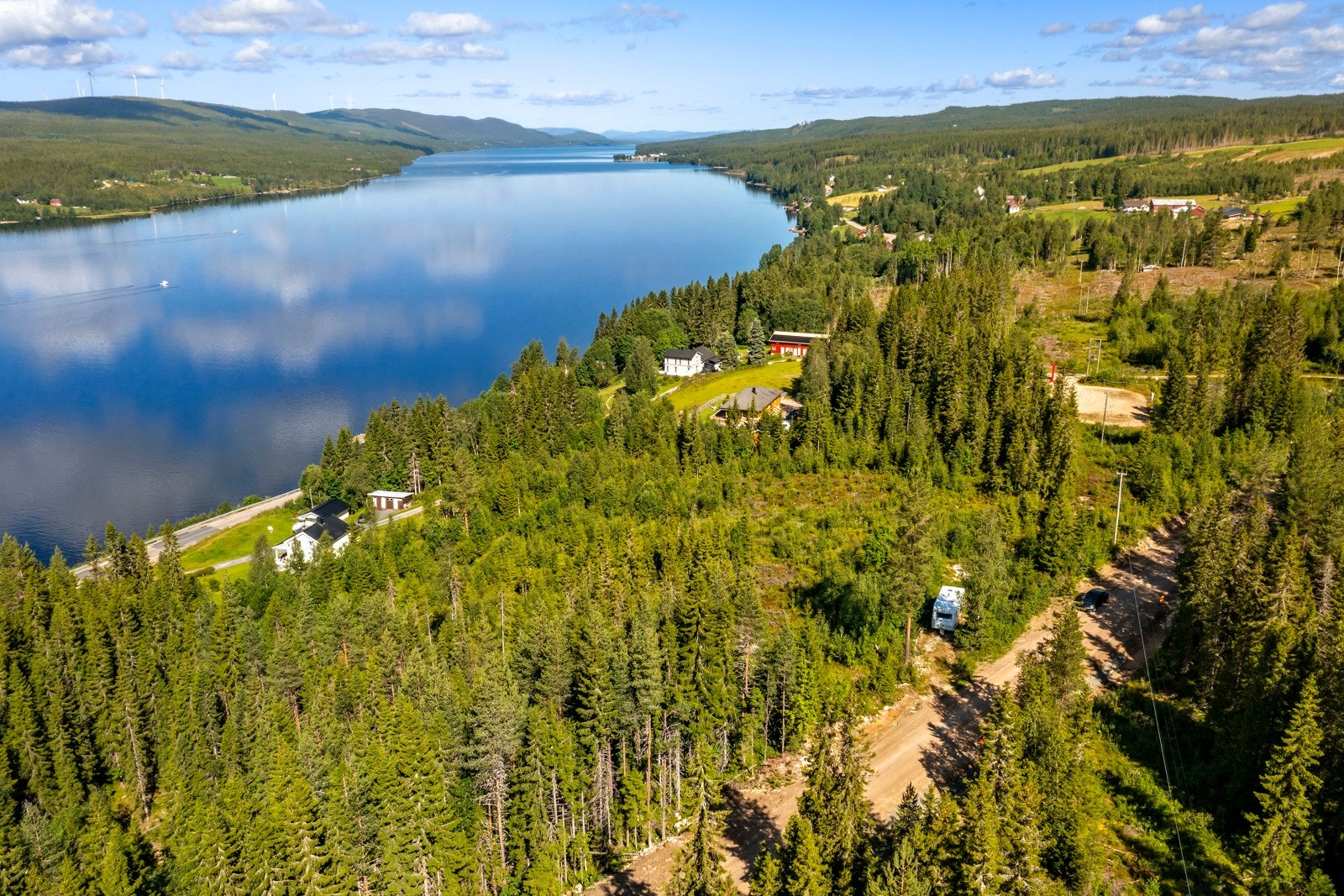 Tomtene har solrik beliggenhet med fint utsyn mot Osensjøen. Galleribilde