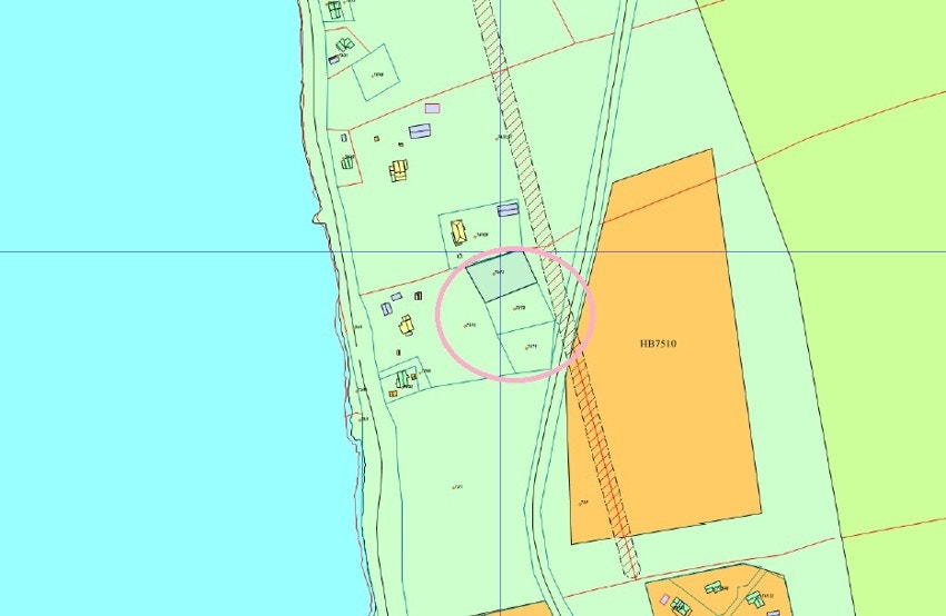 Det er de tre tomtene 73/73, 73/72 og 73/71 som ligger innenfor sirkelen som selges samlet. Galleribilde