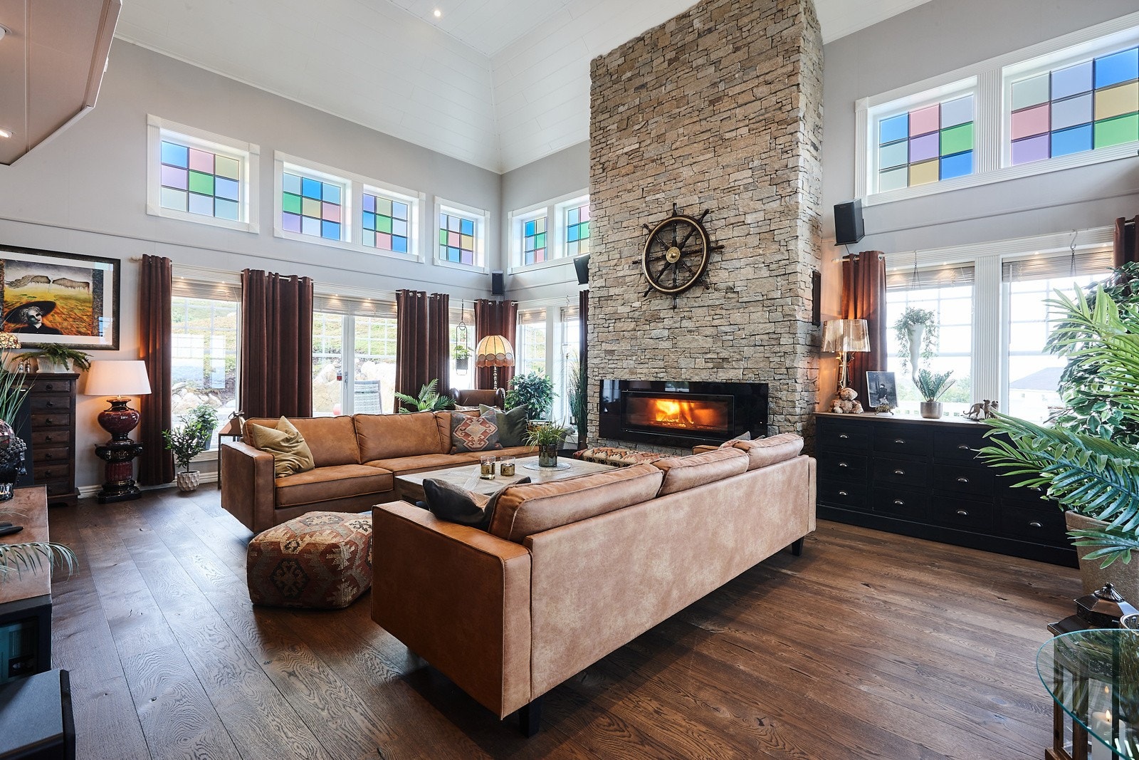 Stuen er utført med meget god takhøyde med peisen sentralt i rommet. Galleribilde