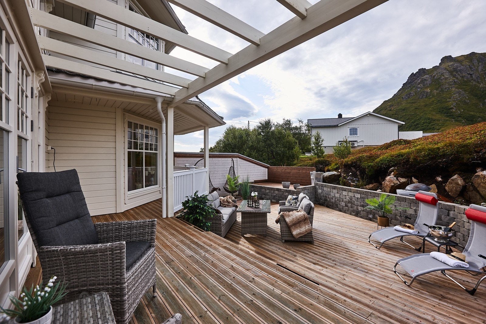 Fra veranda er det trapp ned til romslig terrasse. Galleribilde