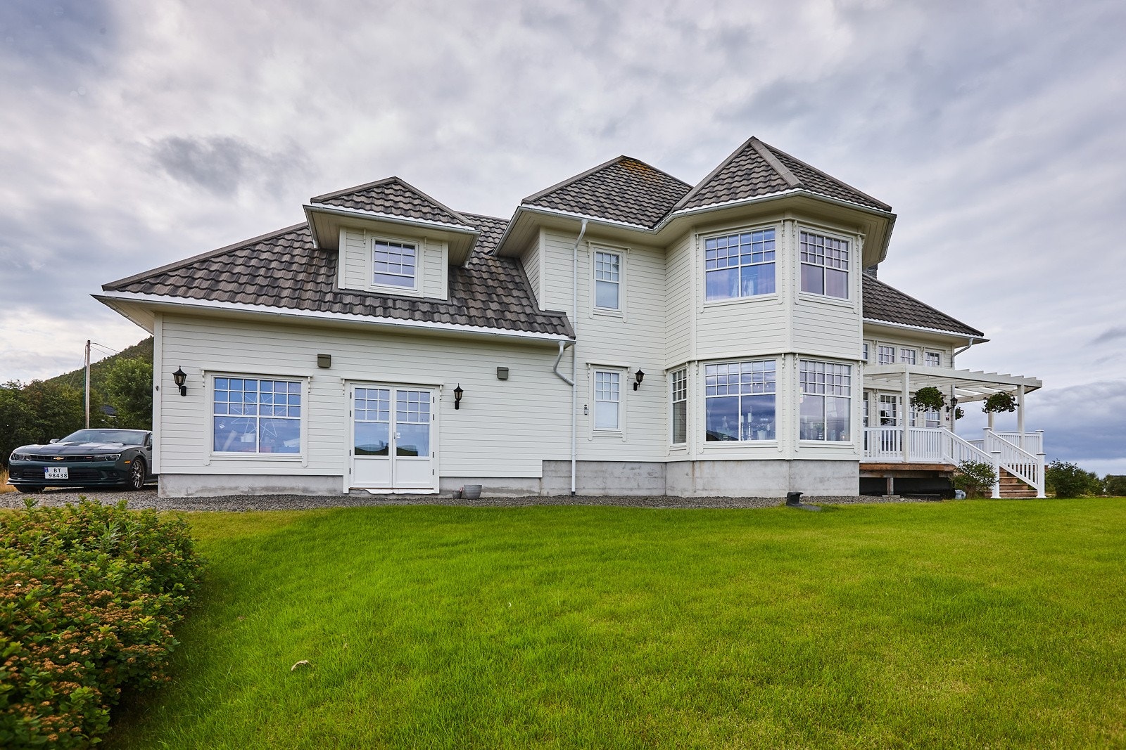 Pen opparbeidet plen på tomten. Galleribilde