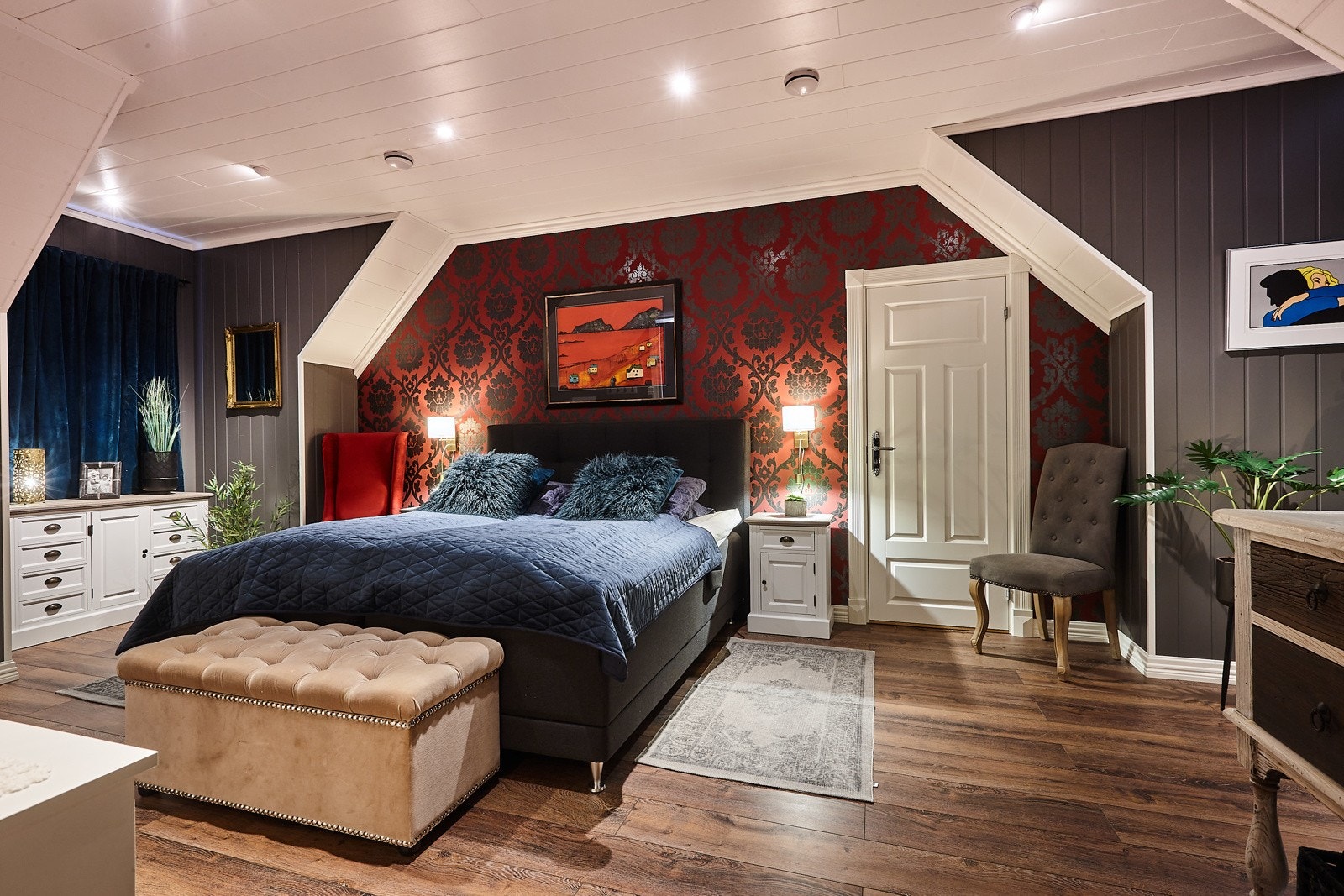 Master bedroom av god størrelse og har egen bod til garderobe. Galleribilde