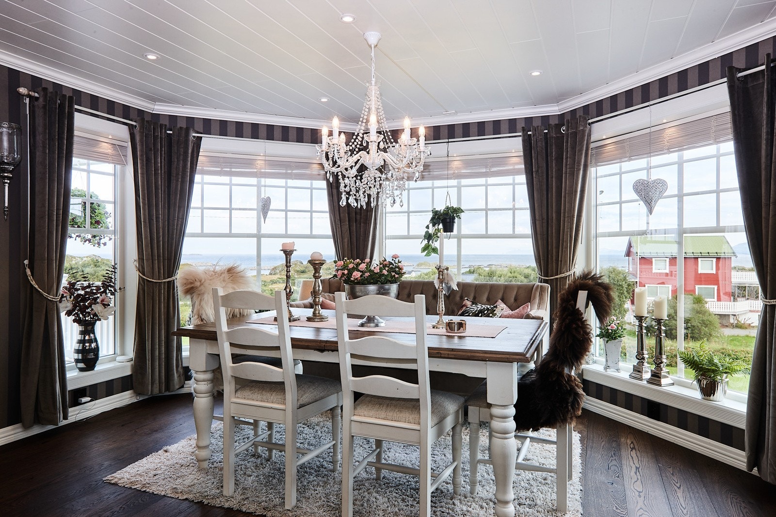 Det er god plass til spisestue på kjøkken. Galleribilde