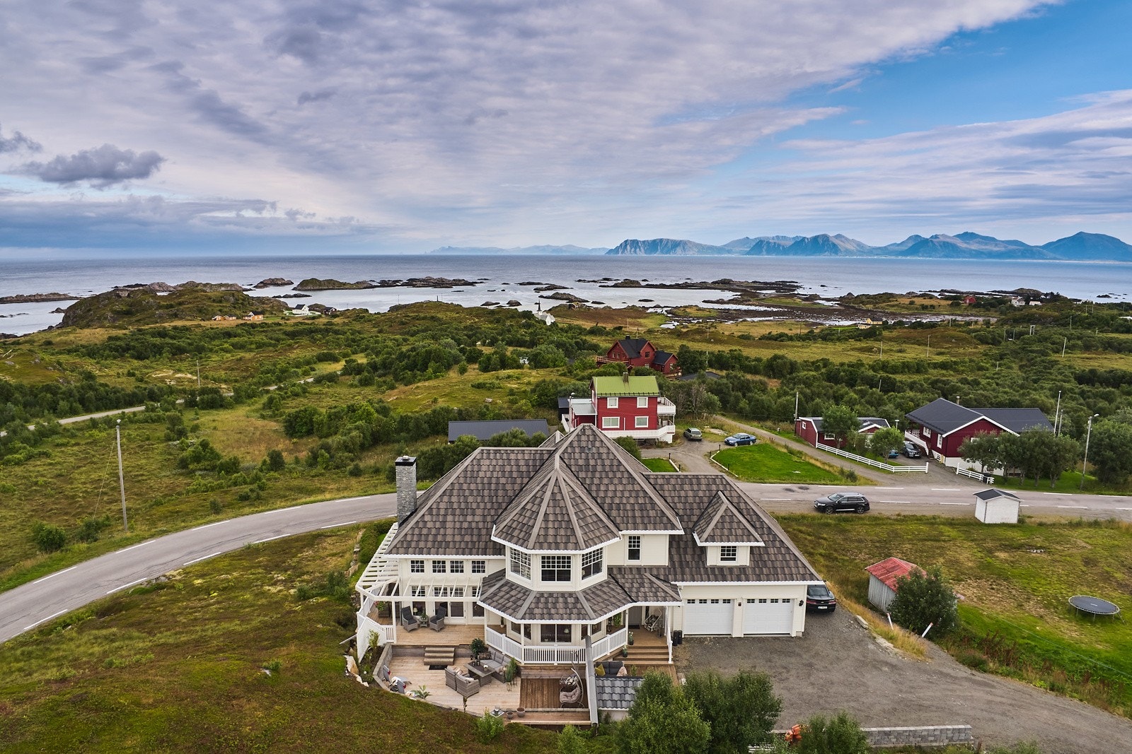 Velkommen til denne unike og særegne eneboligen beliggende i havgapet i Vesterålen. Galleribilde
