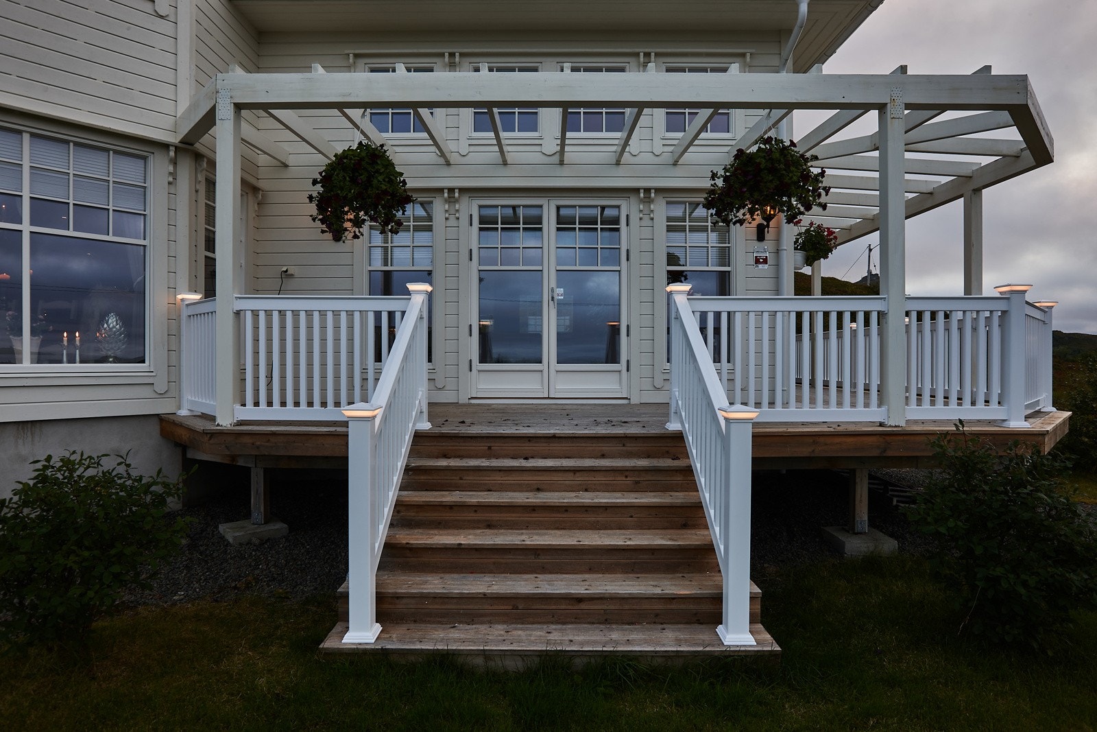 Nytt vedlikeholdsfritt rekkverk montert i 2021 med tiltalende belysning. Galleribilde