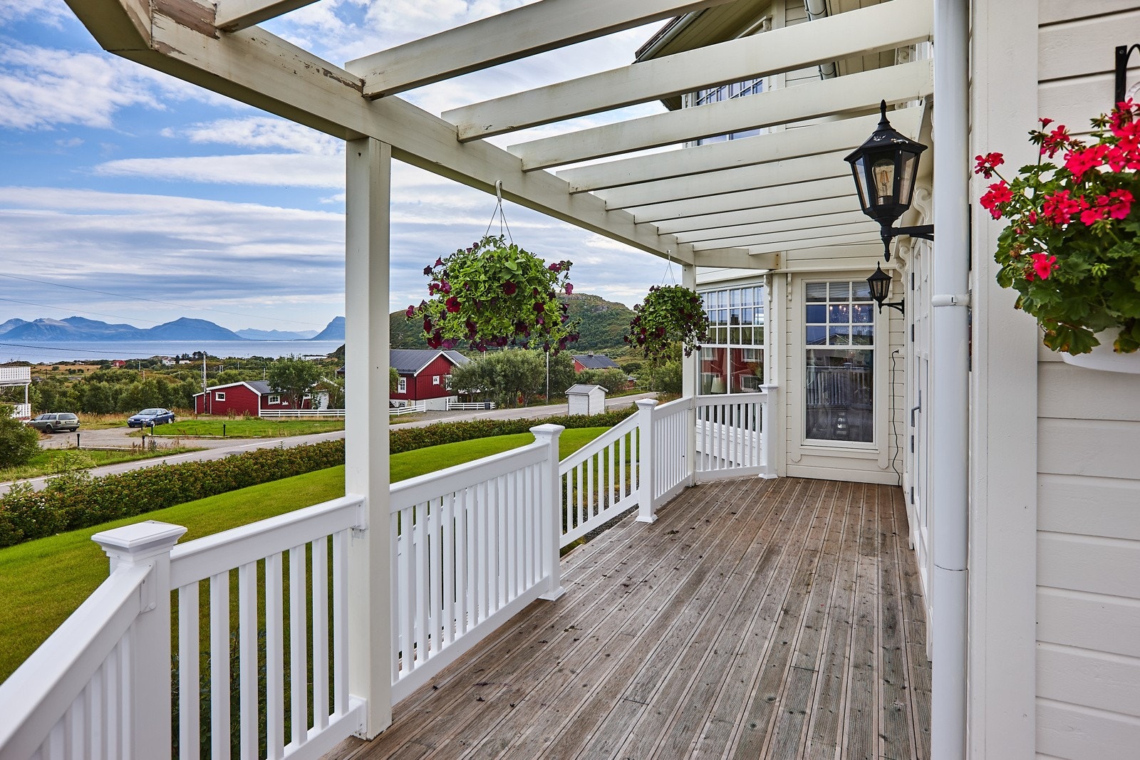 Verandaen strekker seg rundt boligen og her ser du utsikten. Galleribilde